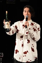 ワインのラベルを見せる矢部昌暉（DISH//）。