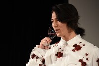 ワインを口にする矢部昌暉（DISH//）。