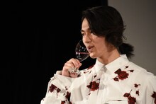 ワインを口にする矢部昌暉（DISH//）。