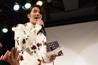 客席を歩きながら「僕の太陽」を歌う矢部昌暉（DISH//）。