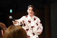 ファンにマイクを向ける矢部昌暉（DISH//）。