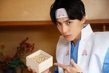 豆を指差すユースケ。