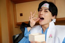 豆を食べるユースケ。