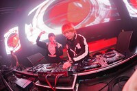 左からきゃりーぱみゅぱみゅ、中田ヤスタカ。