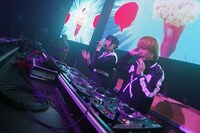 左からきゃりーぱみゅぱみゅ、中田ヤスタカ。