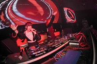 左からきゃりーぱみゅぱみゅ、中田ヤスタカ。