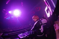 左から中田ヤスタカ、きゃりーぱみゅぱみゅ。