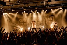 NOISEMAKER「RED APHELION TOUR FINAL」の様子。（Photo by Takashi "TAKA" Konuma）