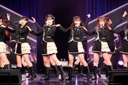 メガネ姿で「合格Kiss」を歌うHKT48 チームKIV。(c)AKS