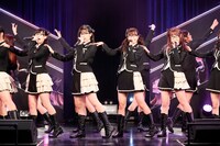 メガネ姿で「合格Kiss」を歌うHKT48 チームKIV。(c)AKS