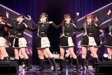メガネ姿で「合格Kiss」を歌うHKT48 チームKIV。(c)AKS