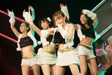 HKT48 チームKIV 「制服の芽」初日公演アンコールの様子。(c)AKS