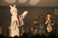 物販紹介で登場したくだけねこ（左）と稲村太佑（Vo, G）。（撮影：西槇太一）