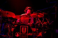 鈴木貴雄（Dr）（Photo by Viola Kam［V'z Twinkle］）