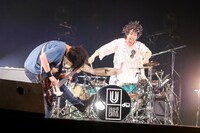 左から田淵智也（B）、鈴木貴雄（Dr）。（Photo by Viola Kam［V'z Twinkle］）