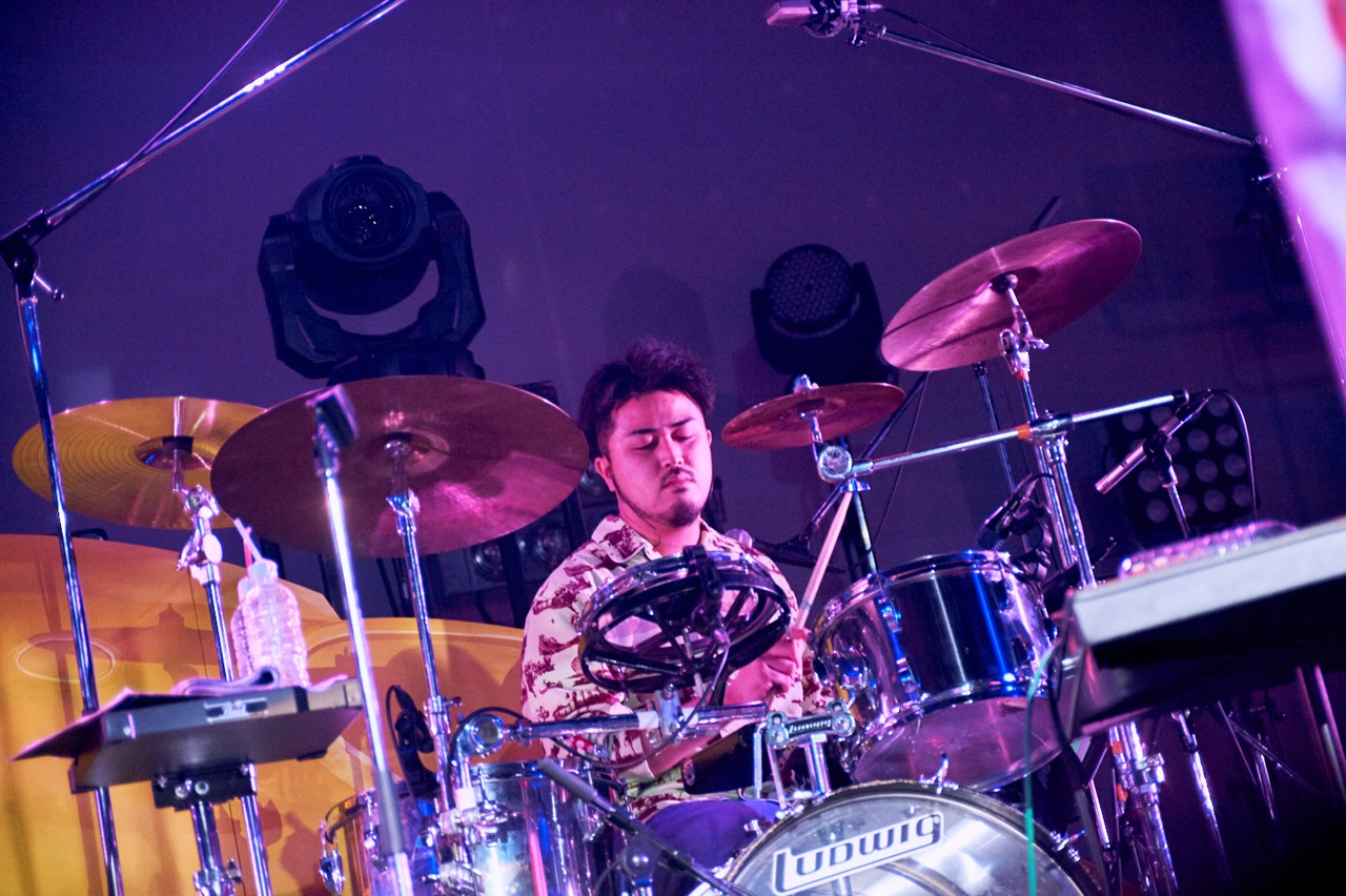 SEKIGUCHI LOUIE（Dr）（Photo by MIDORI KONDOH）