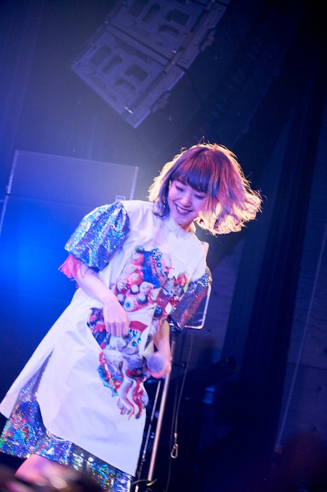 おかもとえみ（Vo）（Photo by MIDORI KONDOH）