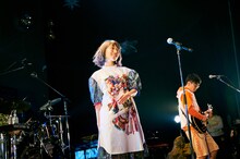 左からおかもとえみ（Vo）、三浦太郎（G）。（Photo by MIDORI KONDOH）