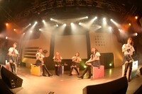 「Step by Step～ろっぽんぎで頑張るワタシタチ～」を歌うLa PomPon。（撮影：達川範一）