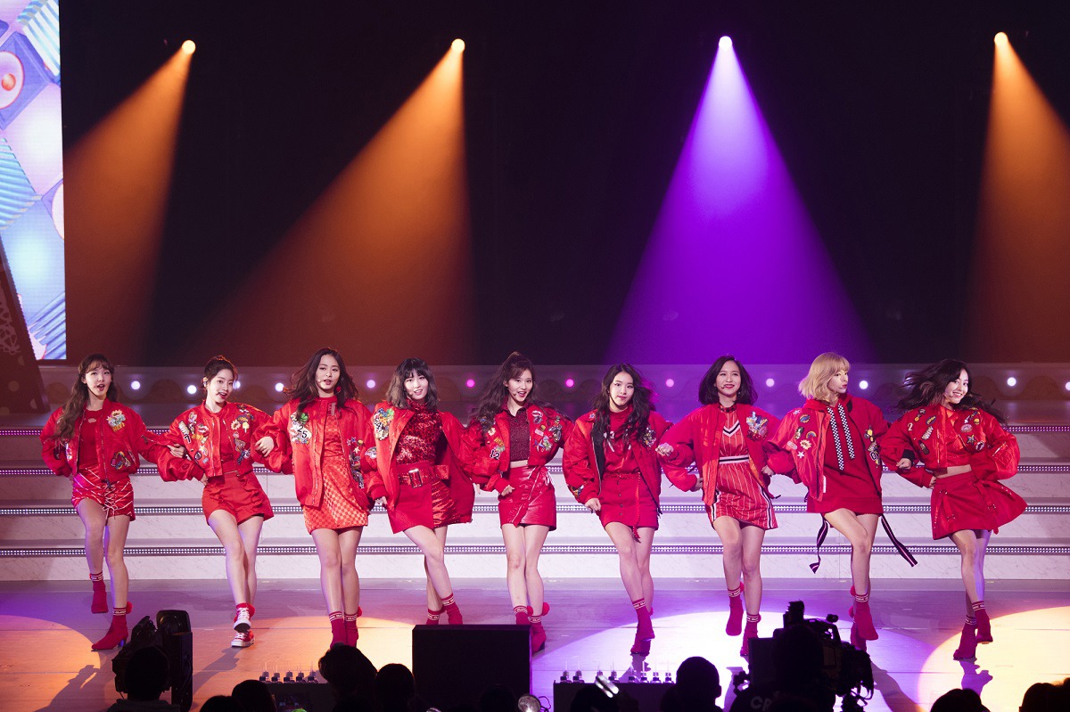 TWICE（撮影：田中聖太郎写真事務所）