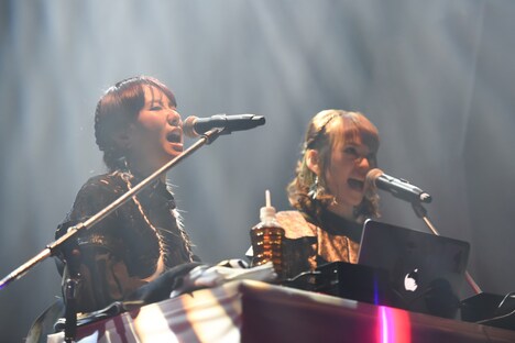 左からいつか（MC）、ゴンチ（DJ）。