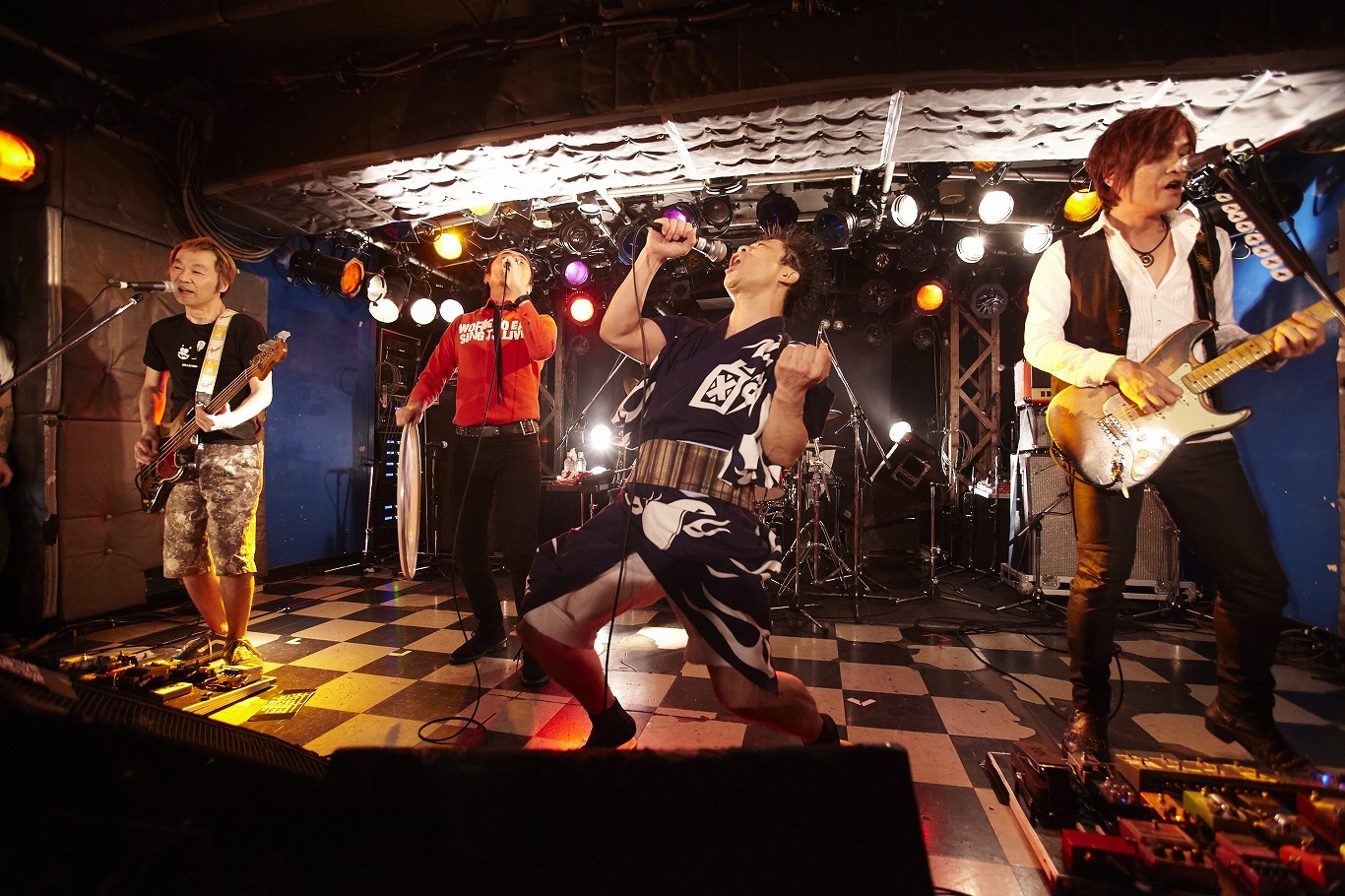 怒髪天のステージで熱唱する石鹸こと三宅弘城（右から2番目）。