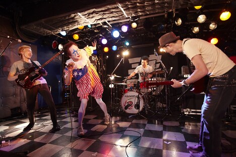 画鋲のステージに飛び入りしたニューロティカのアツシ（中央）。