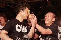 アンコールで号泣する石鹸こと三宅弘城（左から2番目）。