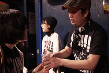 接客をするグループ魂の小園。