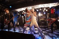 ニューロティカのステージで熱唱する石鹸こと三宅弘城（右から2番目）。