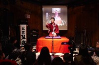 落語を披露する石鹸こと三宅弘城。