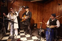 富澤タク（中央）の弾き語りライブに乱入した港カヲル（左）とASA-CHANG（右）。