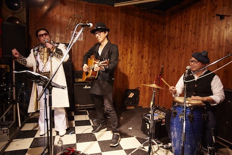 富澤タク（中央）の弾き語りライブに乱入した港カヲル（左）とASA-CHANG（右）。