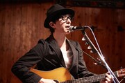 グループ魂の遅刻こと富澤タクの弾き語りライブの様子。