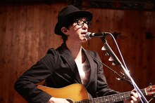 グループ魂の遅刻こと富澤タクの弾き語りライブの様子。