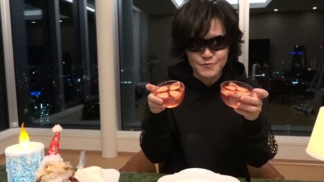 手作りゼリーを紹介するToshl。(c)TBS