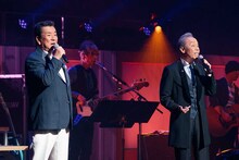 左から加山雄三、谷村新司。