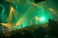 「BiSH pUBLic imAGE LiMiTEd TOUR」Zepp Tokyo公演よりBiSHのライブの様子。（撮影：外林健太）