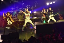 「やんややんやNight ～踊ろよ日本～」を披露するゴールデンボンバー。