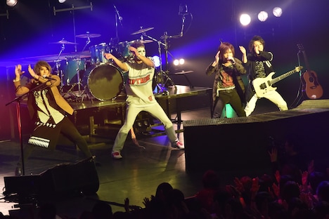 「やんややんやNight ～踊ろよ日本～」を披露するゴールデンボンバー。