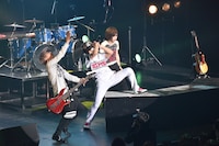 デスボイスを炸裂させる樽美酒研二（Doramu）。