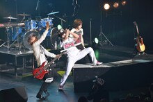 デスボイスを炸裂させる樽美酒研二（Doramu）。