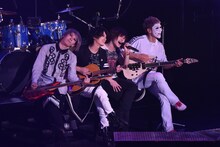 「あの日君を傷つけたのは」を歌うゴールデンボンバー。