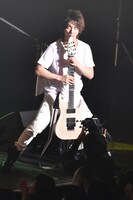 エレキギターをサックスに見立てる喜矢武豊（Gita-）。