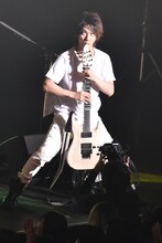 エレキギターをサックスに見立てる喜矢武豊（Gita-）。