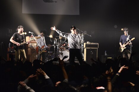 the band apartとフルカワユタカ。（撮影：橋本塁 [SOUND SHOOTER]）