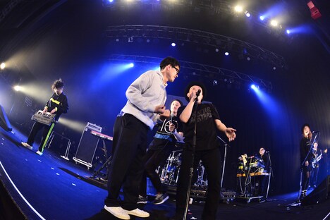 FRONTIER BACKYARDとフルカワユタカ。（撮影：橋本塁 [SOUND SHOOTER]）