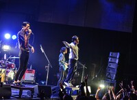 夜の本気ダンスとフルカワユタカ。（撮影：清水ケンシロウ）