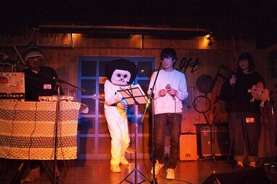 西中島きなこ＋吉田靖直、オカザえもん、植益千晴による「EDMはポップコーン」披露時の様子。（撮影：藤森勇門）