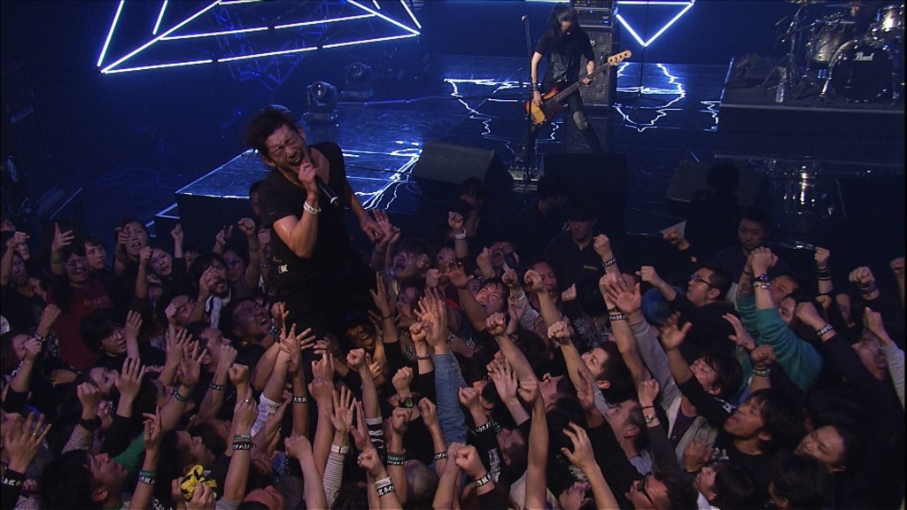 BRAHMANのスタジオライブの様子。(c)NTV